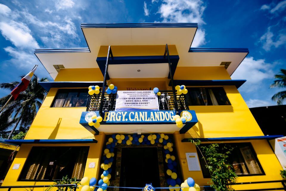 Cong. Kiko Turns Over Barangay Hall, Covered Court In Canlandog