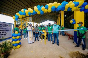 Cong. Kiko Turns Over Barangay Hall, Covered Court In Canlandog