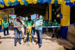 Cong. Kiko Turns Over Barangay Hall, Covered Court In Canlandog