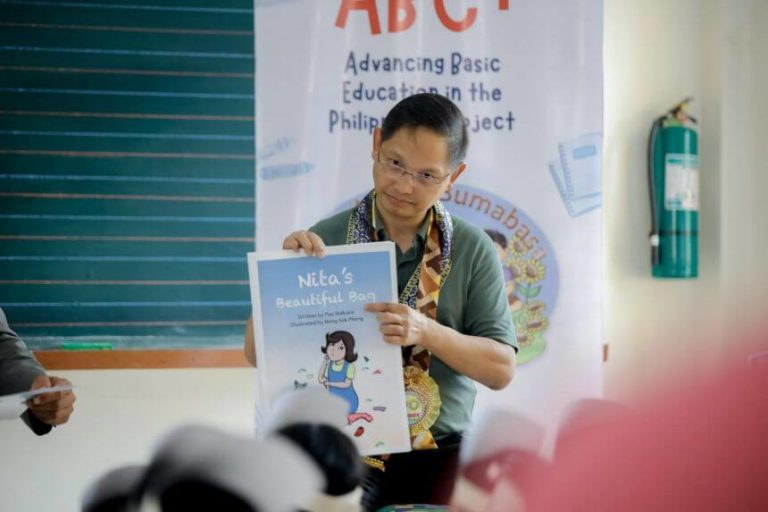 Storytelling sessions with learners and answering their questions at Salvacion Elementary School during the 1st day of USAID’s site visit.