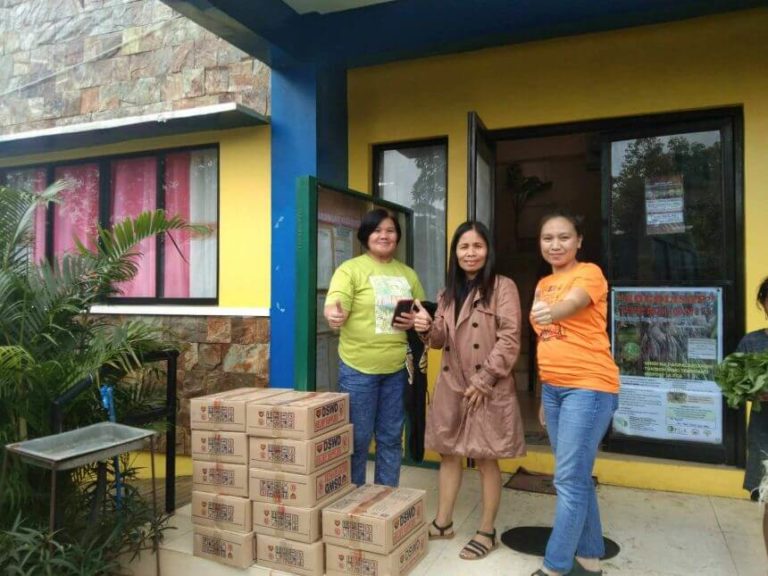 DSWD, Office of Congressman Kiko Benitez Distribute Food Packs to Murciahanon Affected by Typhon Egay