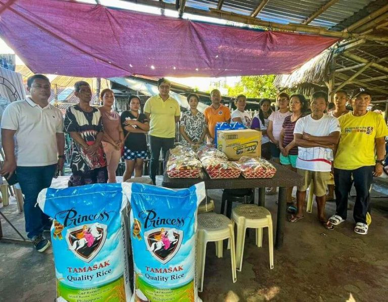 Metro3rd District team donated food, water, and clothes to families affected by fire incident in Barangay 3, Silay City