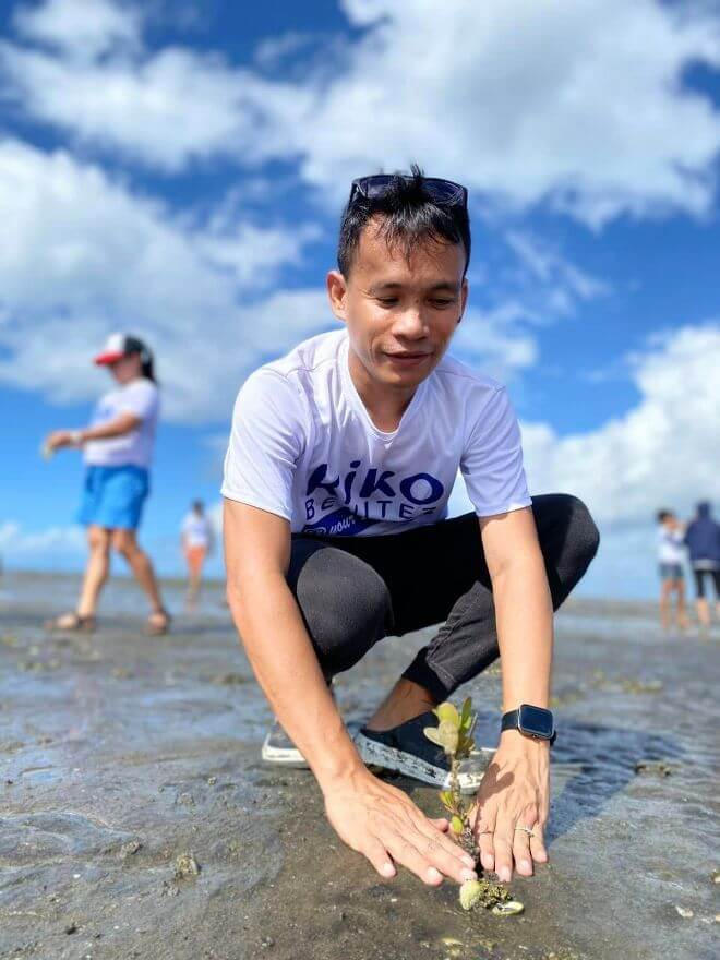 Metro Third District Office staff Joins Mangrove Planting