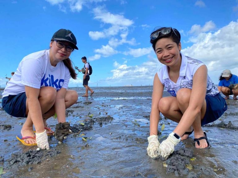 Metro Third District Office staff Joins Mangrove Planting